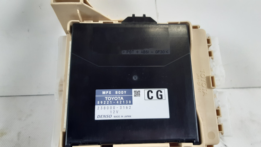 TOYOTA RAV4 IV 2.2 D-4D SKRZYNKA BEZPIECZNIKÓW MODUŁ 89221-42130, 82730-42770
