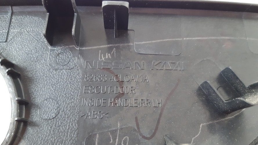 NISSAN X-TRAIL RAMKA OSŁONA KLAMKI DRZWI LEWA TYŁ 82683 4CL0A