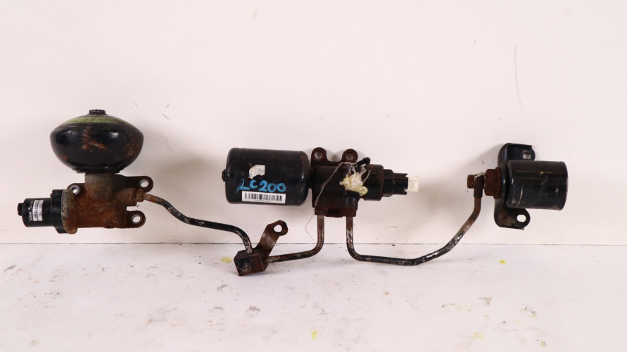 TOYOTA LAND CRUISER 200 4.5 V8 SERWA GRUSZKA ZAWIESZENIE HYDRAULICZNE LEWE 49020-60010