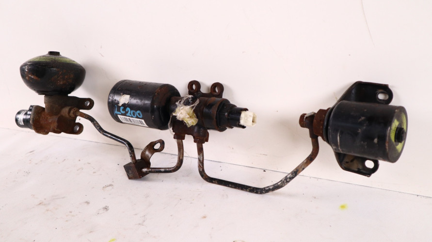 TOYOTA LAND CRUISER 200 4.5 V8 SERWA GRUSZKA ZAWIESZENIE HYDRAULICZNE LEWE 49020-60010