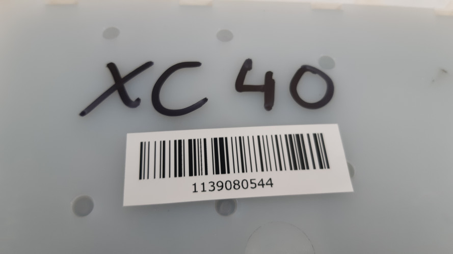 VOLVO XC40 SKRZYNKA BEZPIECZNIKÓW 31453185