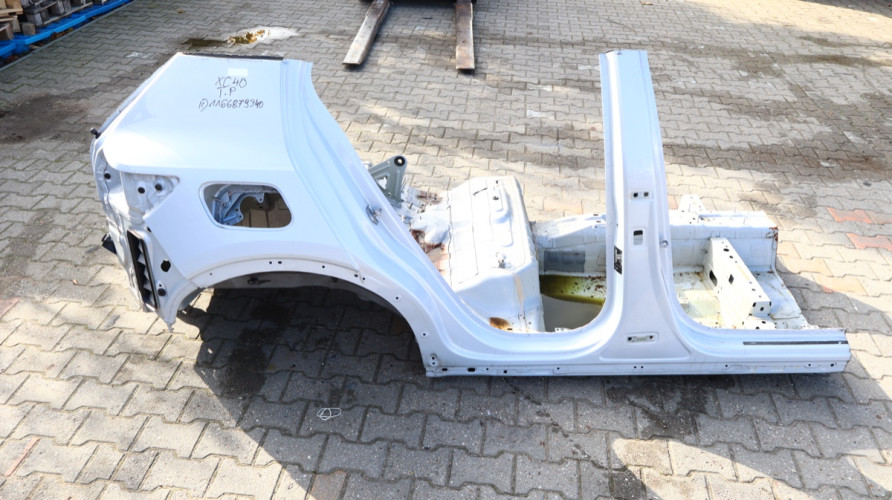 VOLVO XC40 ĆWIARTKA BŁOTNIK PRAWA TYŁ