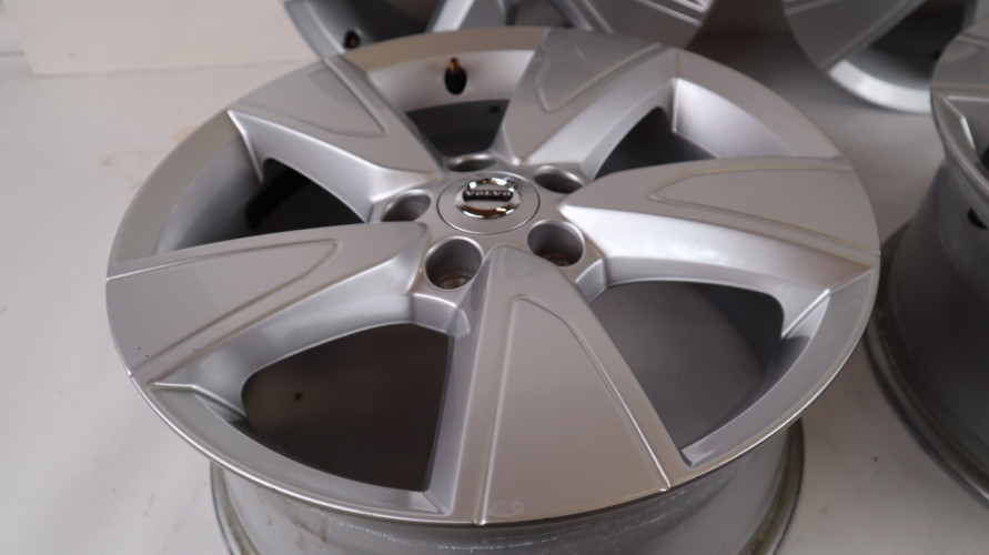 VOLVO XC40 FELGI ALUMINIOWE 17X7. 31680565