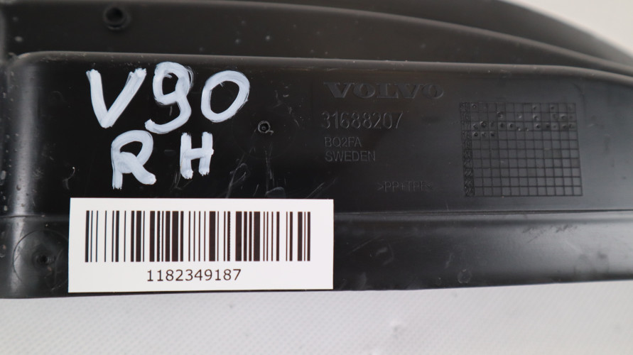 VOLVO V90 OSŁONA BŁOTNIKA PRAWA PRZÓD 31688207