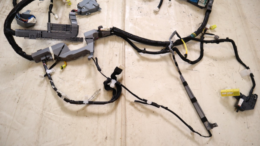 TOYOTA LAND CRUISER 200 4.5 V8 LIFT WIĄZKA INSTALACJA KABINY LEWA