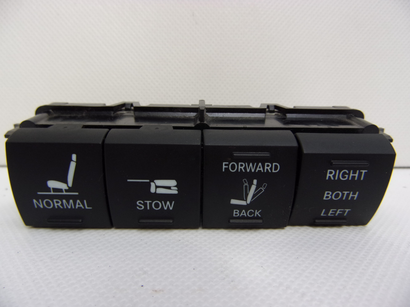 CHRYSLER PACIFICA 16- PRZYCISKI PANEL FOTELA 68234024AA