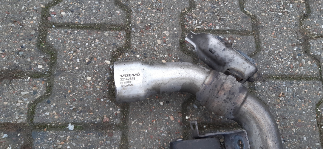 VOLVO XC60 II 2.0 T8 TŁUMIK WYDECH RURA 82360876, 32142751, 32142848