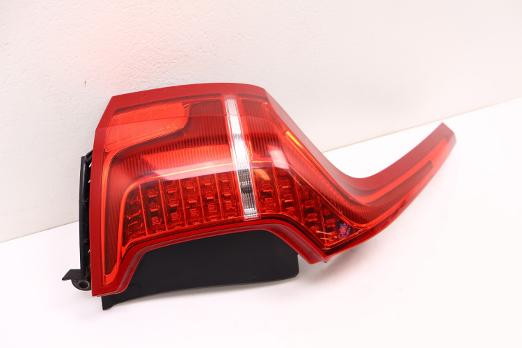 VOLVO XC90 II LAMPA LEWA TYŁ 31468150