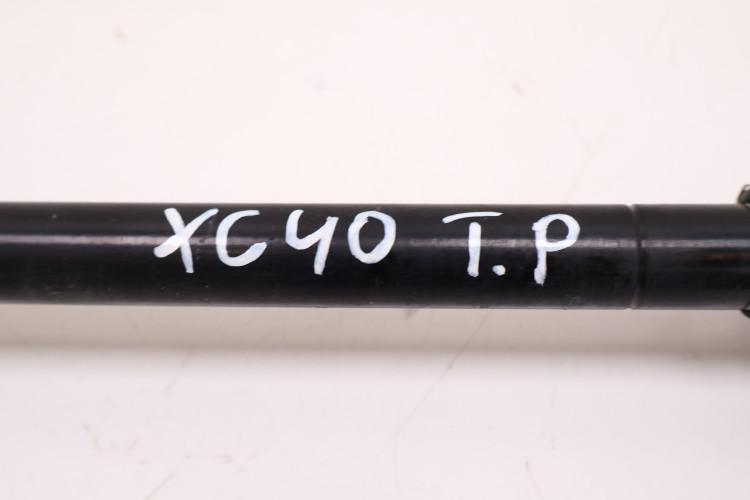 VOLVO XC40 2.0 D4 PÓŁOŚ PRAWA TYŁ 31460282