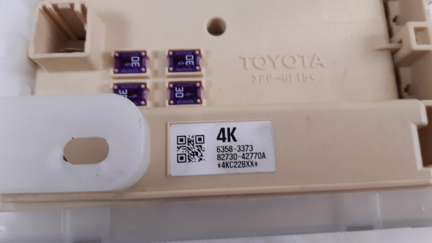 TOYOTA RAV4 IV 2.2 D-4D SKRZYNKA BEZPIECZNIKÓW MODUŁ 89221-42130, 82730-42770