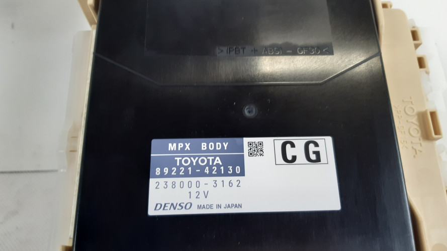 TOYOTA RAV4 IV 2.2 D-4D SKRZYNKA BEZPIECZNIKÓW MODUŁ 89221-42130, 82730-42770