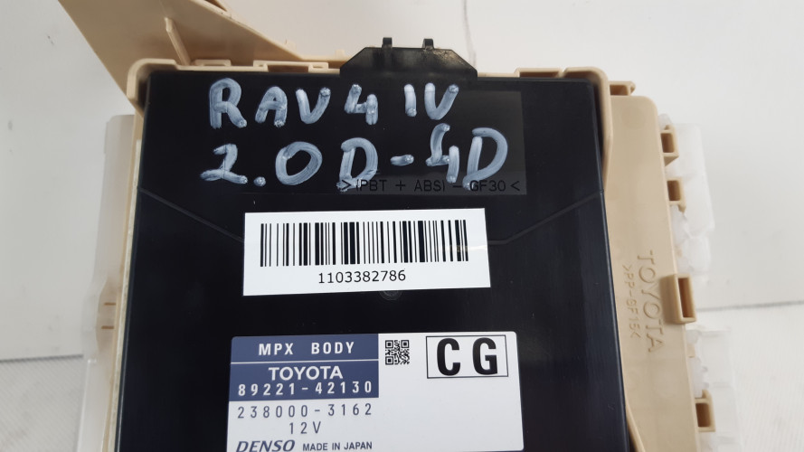 TOYOTA RAV4 IV 2.2 D-4D SKRZYNKA BEZPIECZNIKÓW MODUŁ 89221-42130, 82730-42770