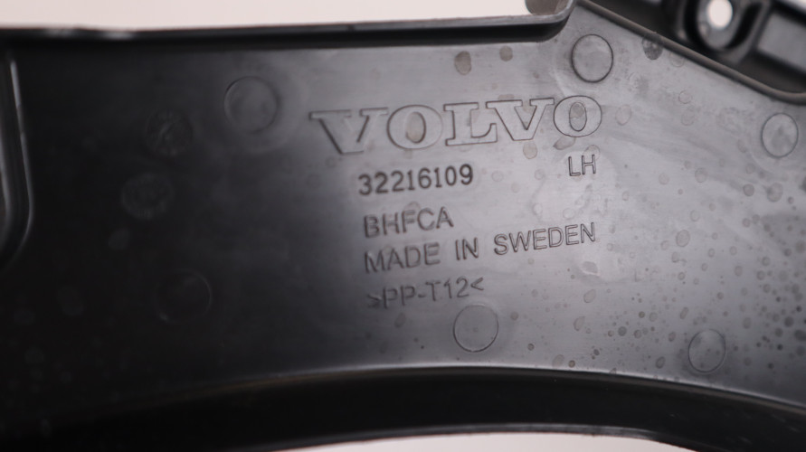 VOLVO XC60 II OSŁONA BŁOTNIKA LEWA PRZÓD 32216109