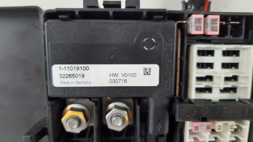 VOLVO XC90 II 2.0  SKRZYNKA BEZPIECZNIKÓW 32265019