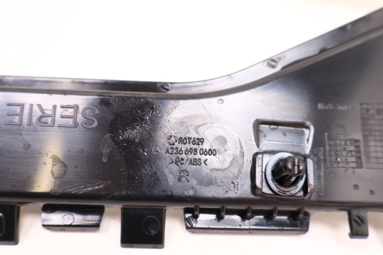 MERCEDES-BENZ CLE A236 ŚLIZG LISTWY PROGOWEJ PRAWY A2366980600
