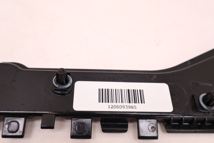 MERCEDES-BENZ CLE A236 ŚLIZG LISTWY PROGOWEJ PRAWY A2366980600