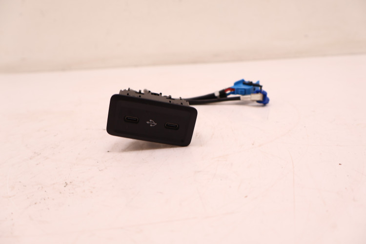 MERCEDES-BENZ CLE A236 PANEL GNIAZDO USB C