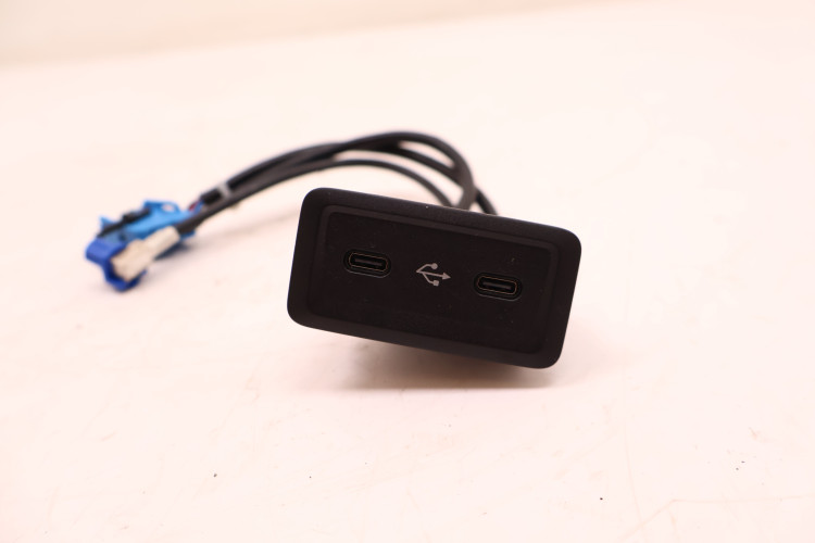 MERCEDES-BENZ CLE A236 PANEL GNIAZDO USB C
