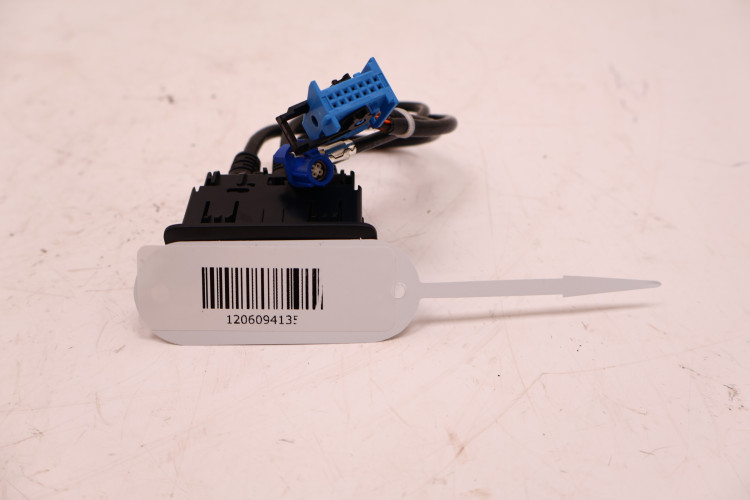 MERCEDES-BENZ CLE A236 PANEL GNIAZDO USB C