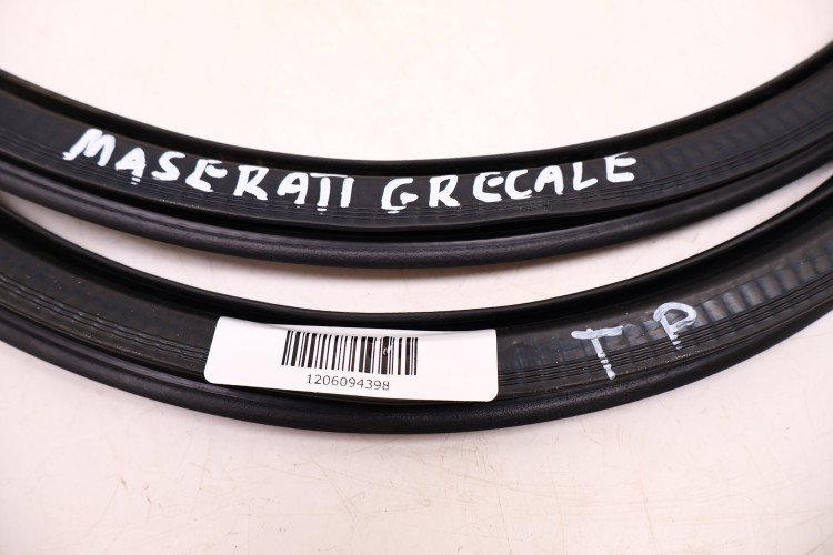 MASERATI GRECALE USZCZELKA DRZWI PRAWA TYŁ