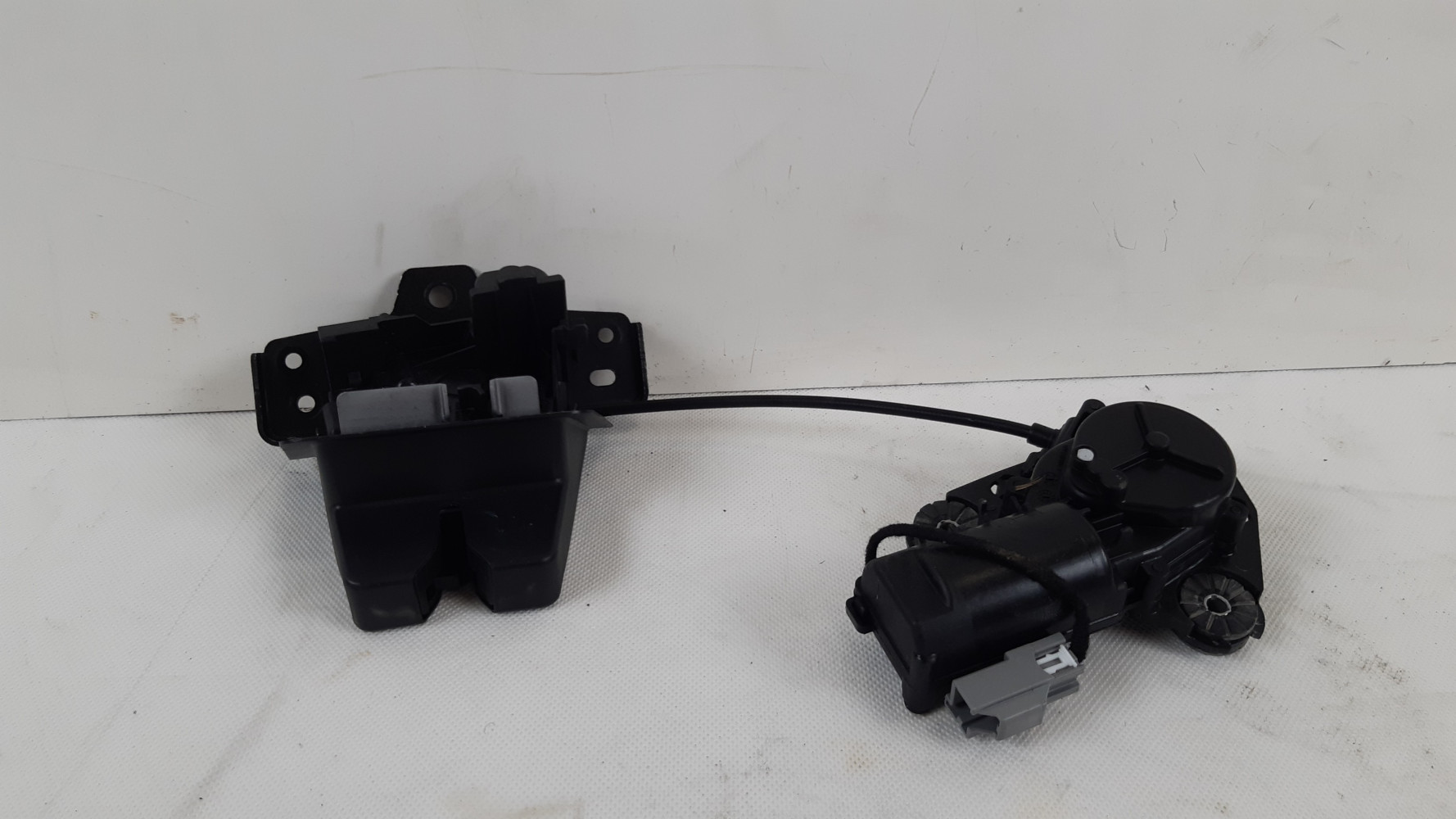 VOLVO XC90 II ZAMEK KLAPY BAGAŻNIKA 31349975