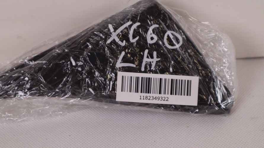 VOLVO XC60 II TRÓJKĄT ZAŚLEPKA BŁOTNIKA LEWA 31497234