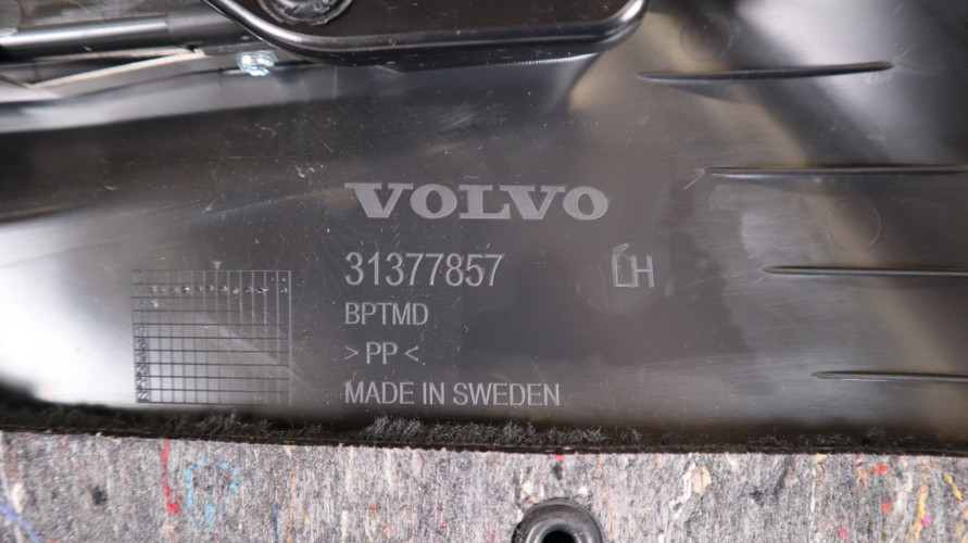 VOLVO XC90 II BOCZEK BAGAŻNIKA LEWY 31377857