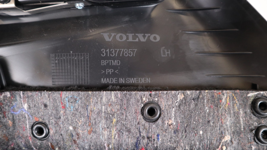 VOLVO XC90 II BOCZEK BAGAŻNIKA LEWY 31377857