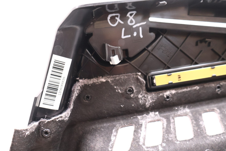 AUDI Q8 BOCZEK BAGAŻNIKA LEWY
