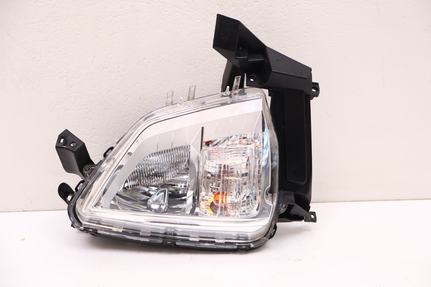 MITSUBISHI ECLIPSE CROSS HALOGEN LEWY PRZÓD