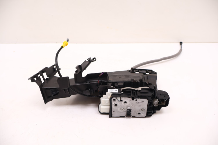 VOLVO XC40 ZAMEK DRZWI PRAWY PRZÓD 30747094