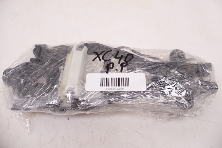 VOLVO XC40 MOCOWNIE KLAMKI PRAWE PRZÓD 30747098