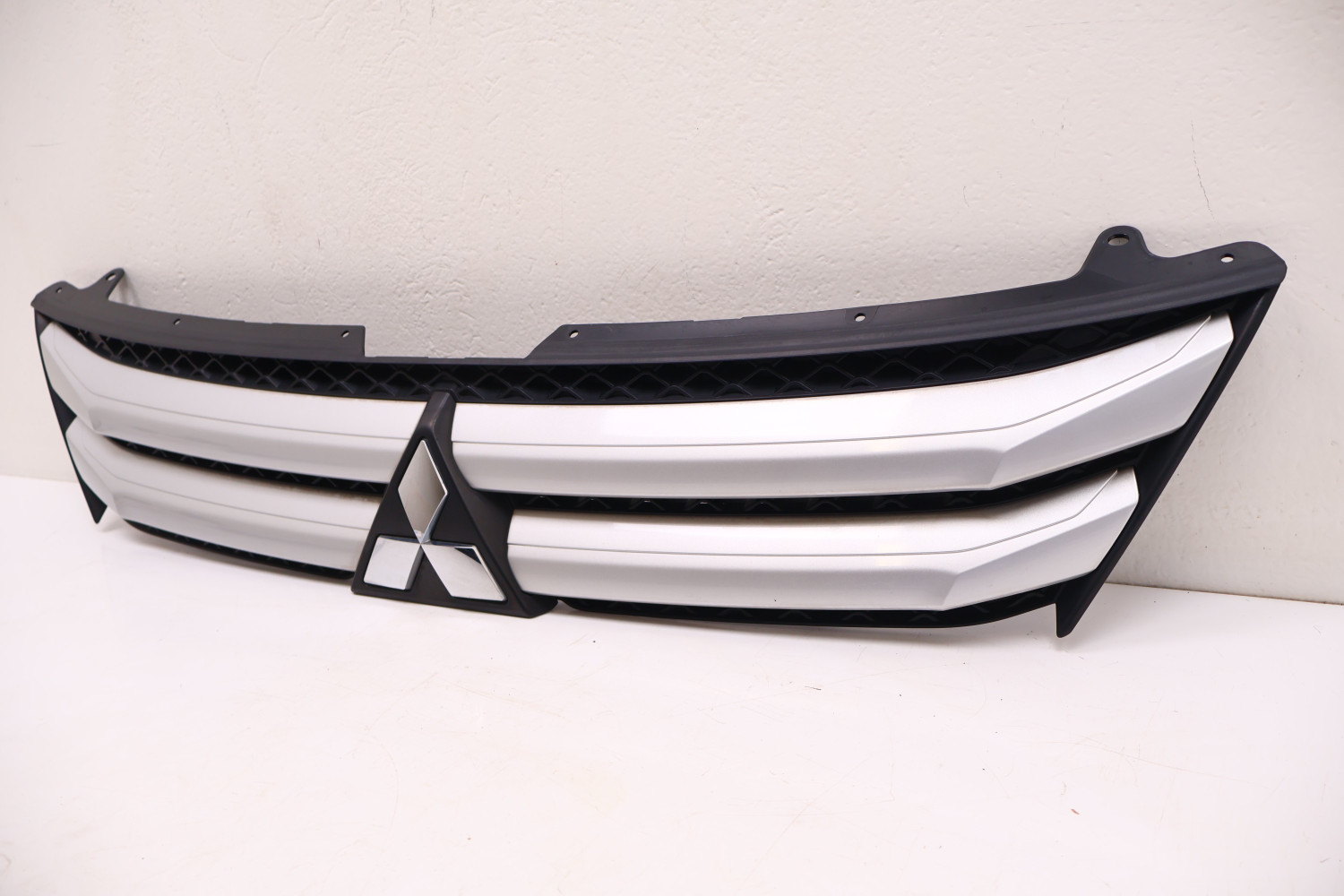 MITSUBISHI ECLIPSE CROSS GRILL ATRAPA ZDERZAKA 7450B072
