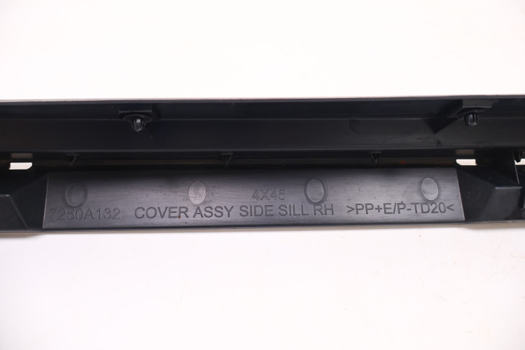 MITSUBISHI ECLIPSE CROSS LISTWA PROGOWA PRAWA 7250A132