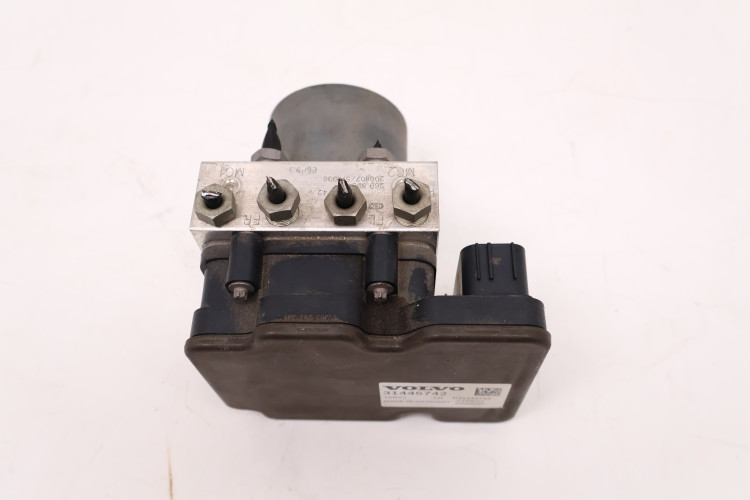 VOLVO XC40 2.0 D4 POMPA ABS 31445742