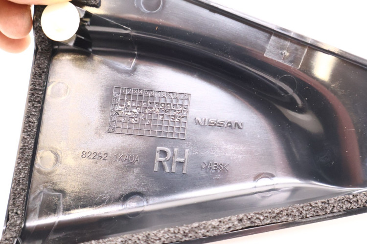 NISSAN JUKE F15 OSŁONA ZAŚLEPKA TRÓJKĄT PRAWY TYŁ 82292-1KA0A
