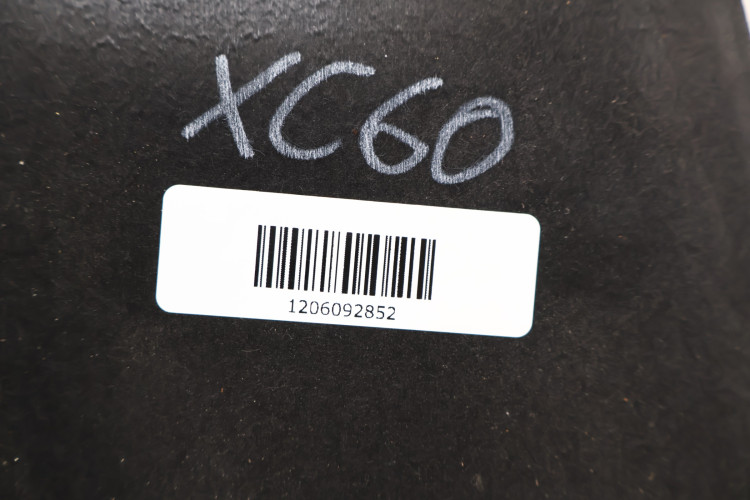 VOLVO XC60 II WYGŁUSZENIE MASKI