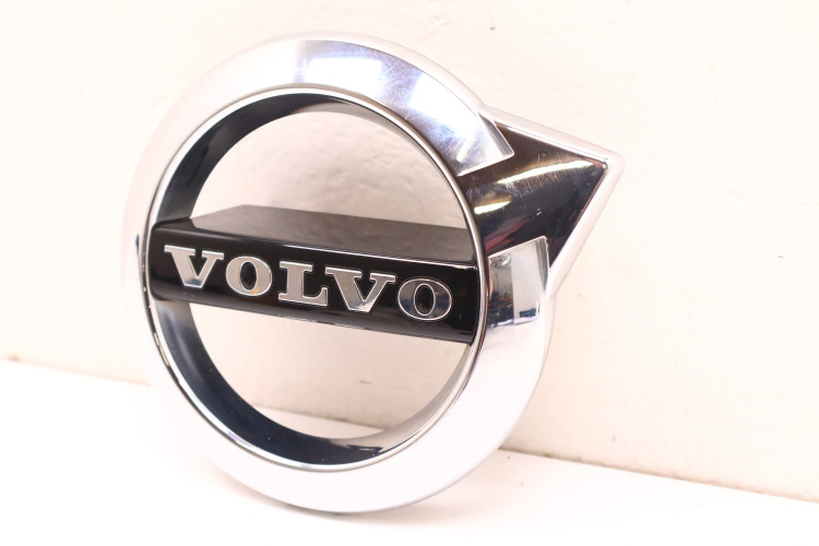 VOLVO XC60 II ZNACZEK EMBLEMAT PRZÓD 31383646, 31383923