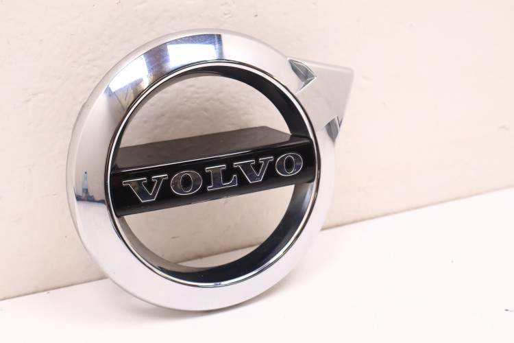 VOLVO XC60 II ZNACZEK EMBLEMAT PRZÓD 31383646, 31383923