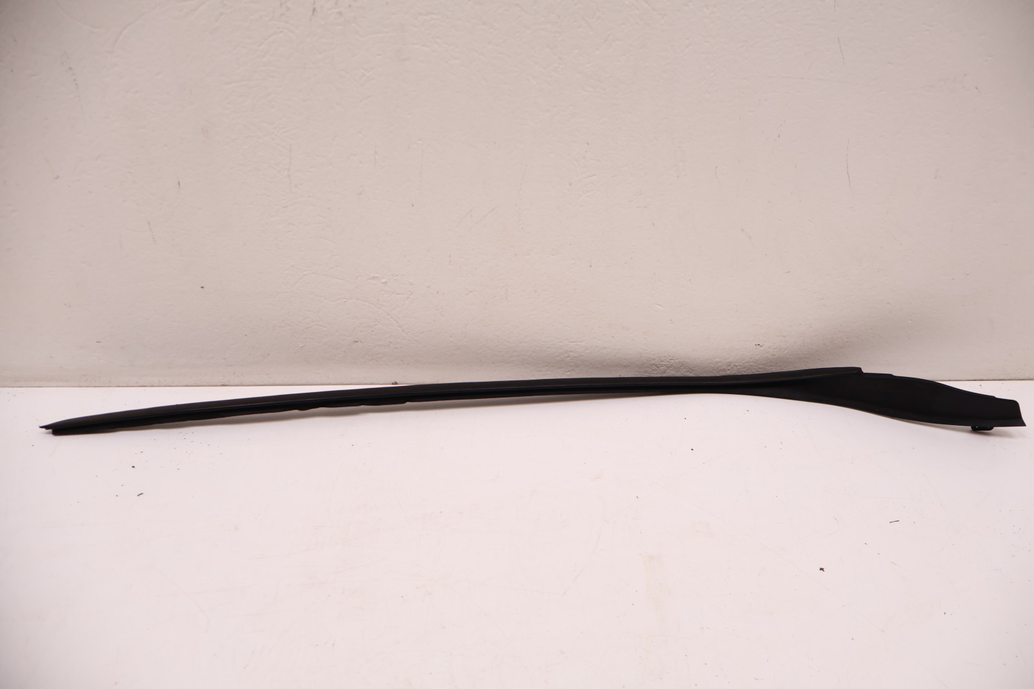 VOLVO XC60 II LISTWA SZYBY CZOŁOWEJ LEWA 32210590