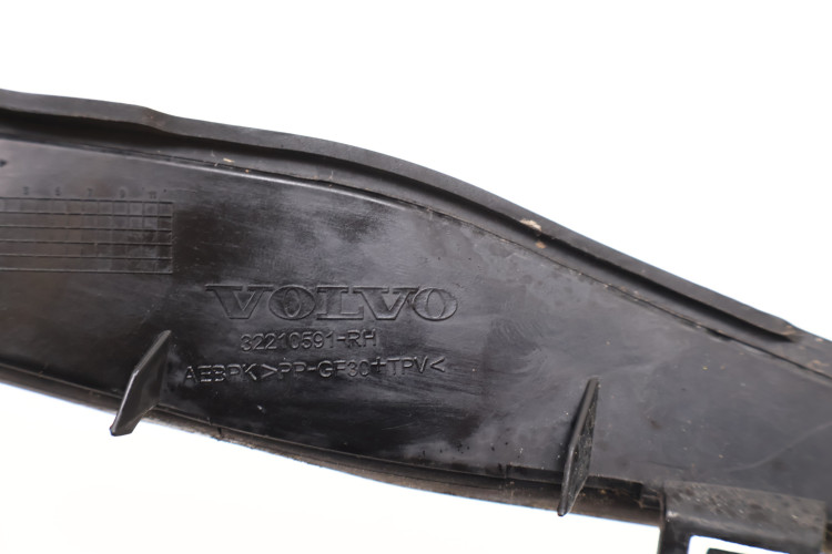 VOLVO XC60 II USZCZELKA SZYBY CZOŁOWEJ PRAWA 32210591