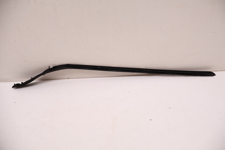 VOLVO XC60 II LISTWA SZYBY CZOŁOWEJ LEWA 32210590