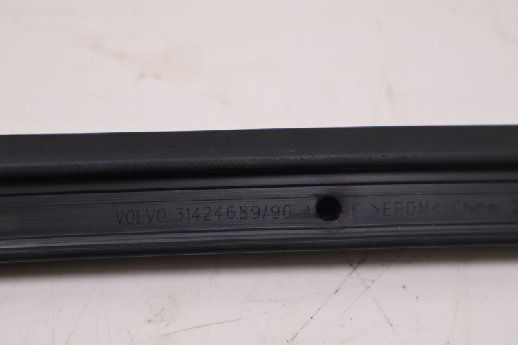VOLVO XC60 II USZCZELK LISTWY PROGOWEJ PRAWA 31424689
