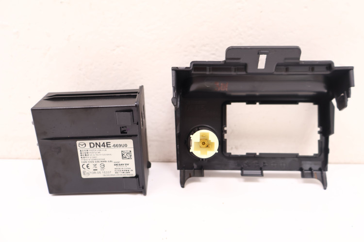 MAZDA CX-30 PANEL USB GNIAZDO ZAPALNICZKI DFR5-644A1, DN4E-669U0