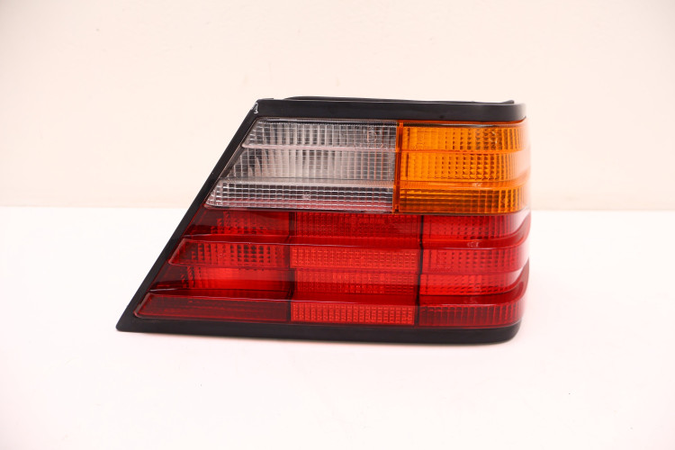 MERCEDES-BENZ W124 LAMPA PRAWA TYŁ 1248200264