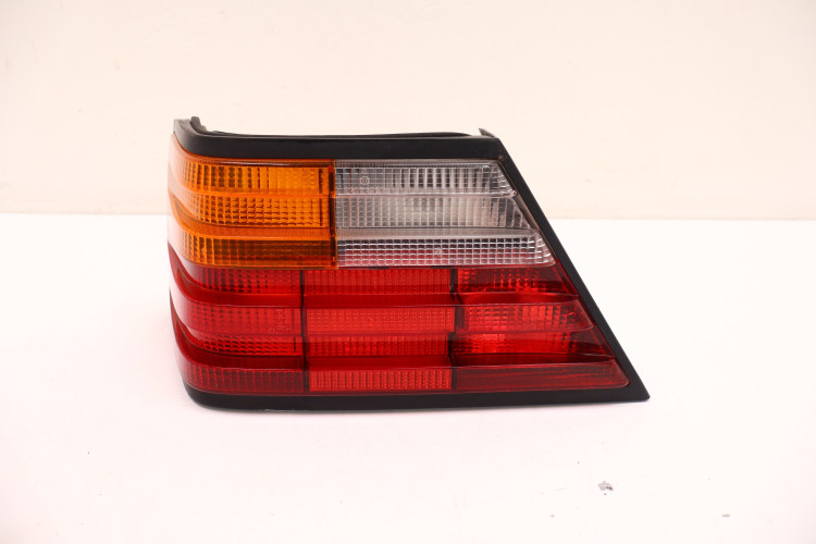 MERCEDES-BENZ W124 LAMPA LEWA TYŁ 1248200164