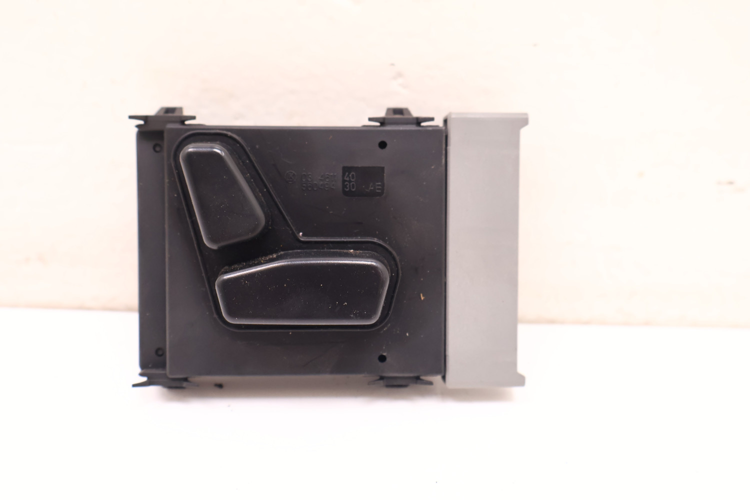 JEEP GRAND CHEROKEE WK2 PRZYCISK PANEL FOTELA PRAWY PRZÓD 56049430