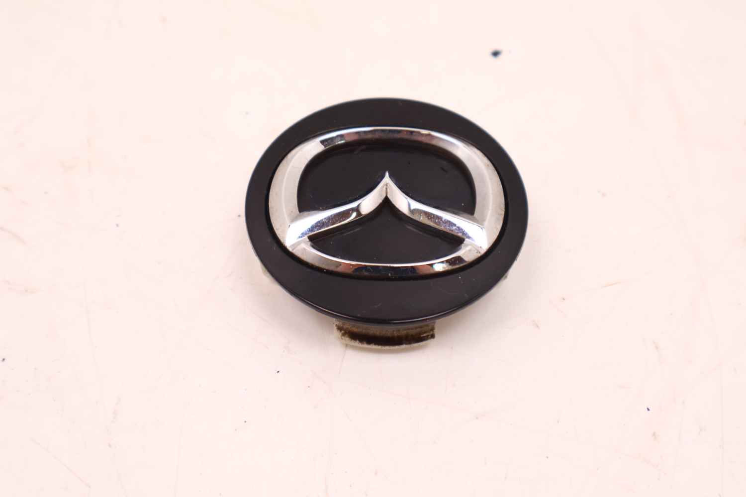 MAZDA XC-30 DEKIELEK EMBLEMAT BBM237190