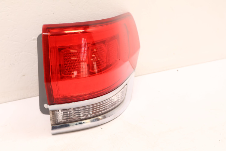JEEP GRAND CHEROKEE WK2 LAMPA PRAWA TYŁ P68110000AE