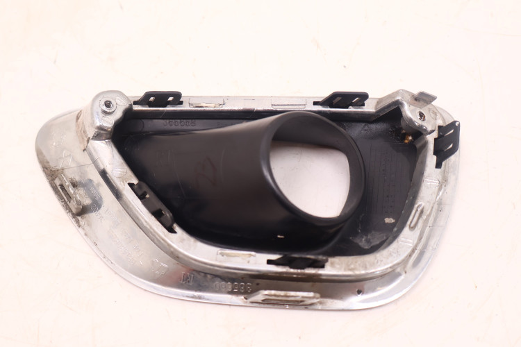 JEEP GRAND CHEROKEE WK2 KRATKA CHROM HALOGENU PRAWA PRZÓD 68143082AB